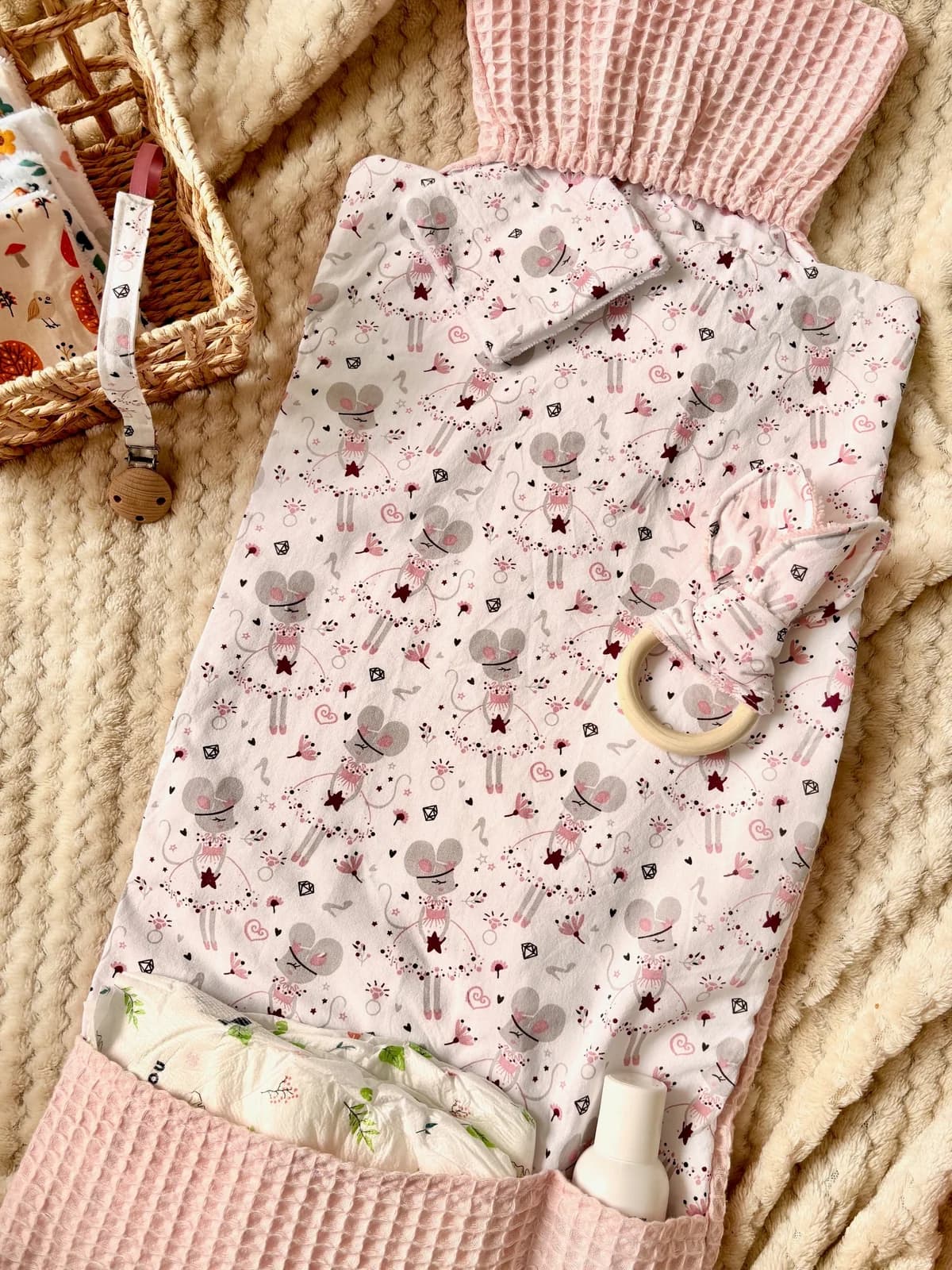 Tapis à langer nomade déplié à motif souris ballerines et tissu rose